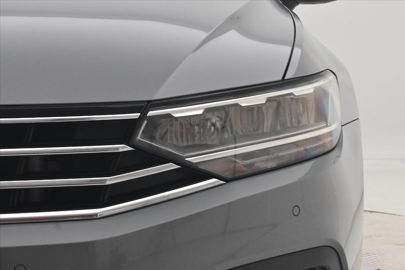 Volkswagen Passat 2,0 TDI 110kW DSG Business Zár - fotka 29 z 31