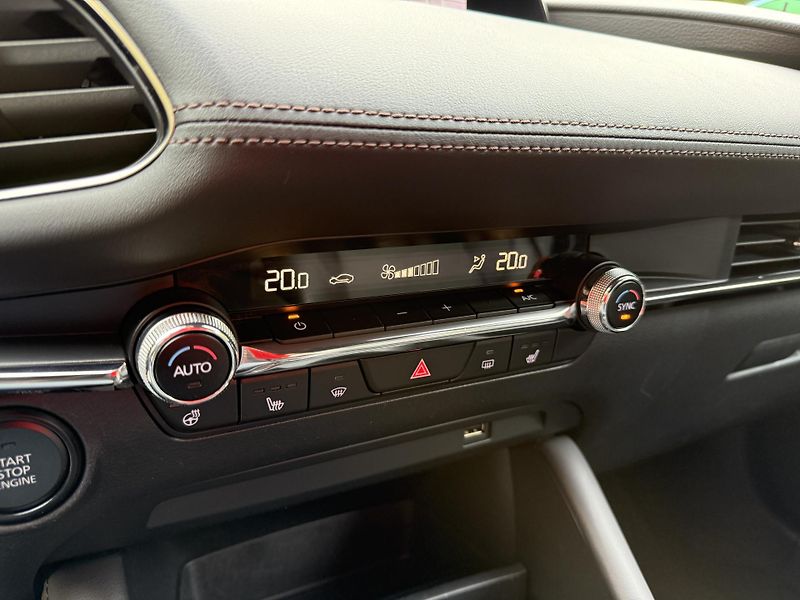 Mazda 3 2.0 Skyactiv-X Mild-Hybrid - fotka 34 z 35