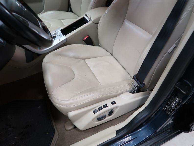 Volvo XC60 2,4 D5 AWD AUT - fotka 22 z 23