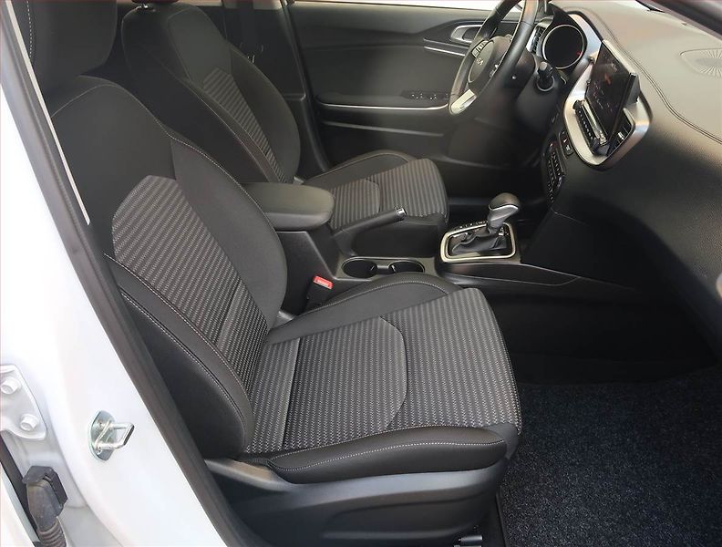 Kia Ceed (2022) 1.5 T-GDI MHEV - fotka 9 z 20