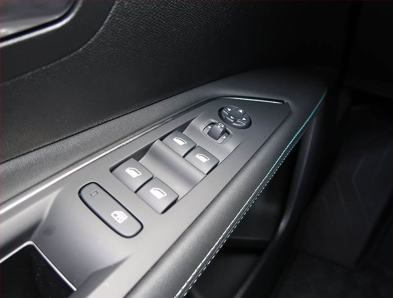 Peugeot 3008 (2021) 1.2 PureTech - fotka 18 z 23