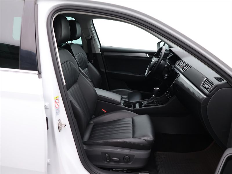 Škoda Superb 2,0 TDI 110kW DSG Style - fotka 13 z 35