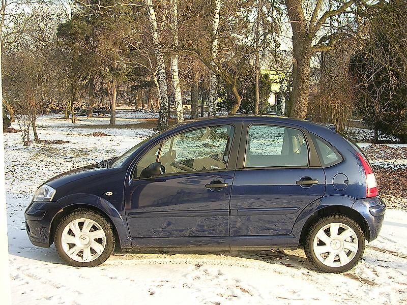 Motor ukrývající se za přední maskou má síly víc než dost.