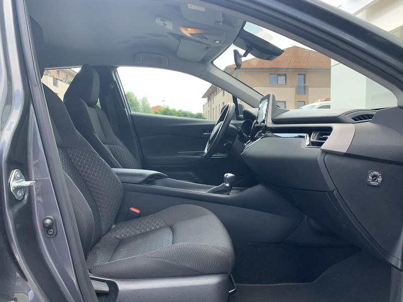 Toyota C-HR COMFORT 1,8 HYBRID 90kW AT - fotka 15 z 30