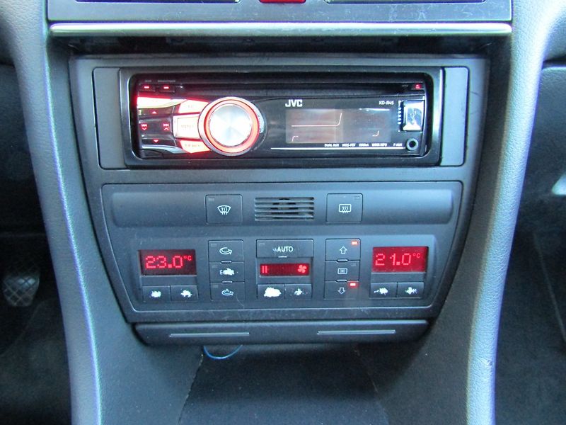 Audi A6 (2003) 1.9 TDI 96kW 2 SADY PNEU - fotka 30 z 33