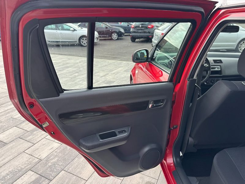 Suzuki Swift (2009) 1,3 i 66 Kw 4x4 - fotka 13 z 28