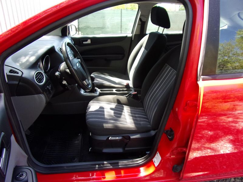 Ford Focus (2009) 1.6i74kW ATTRACTIVE PO SERVISU - fotka 8 z 18