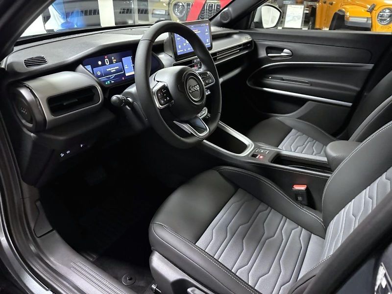 Jeep Avenger (2026) 1.2 T e-hybrid AT 145k 4xe Upl - fotka 7 z 20