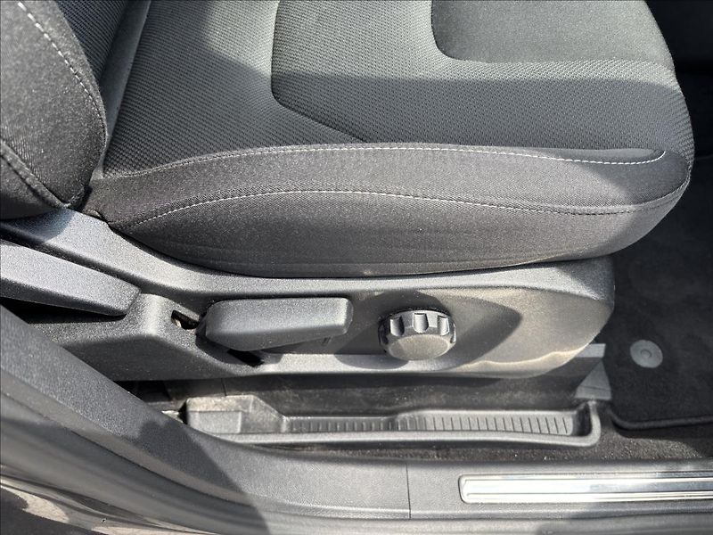 Ford S-MAX 2,0 EcoBlue 132kW Titanium 4X4 - fotka 23 z 39