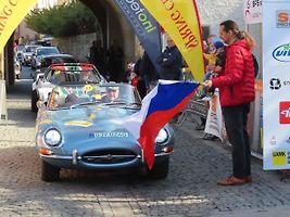 Michal a Jonáš Pavlíčkovi na startu. Rallye Spring Classic startovalo v sobotu 12. dubna dopoledne z jihočeského Tábora. Na trasu 231 kilometrů vyrazilo 100 posádek.