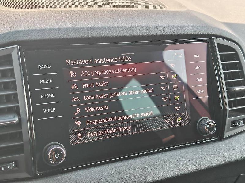 Škoda Karoq Sportline 1,5TSI - fotka 18 z 25
