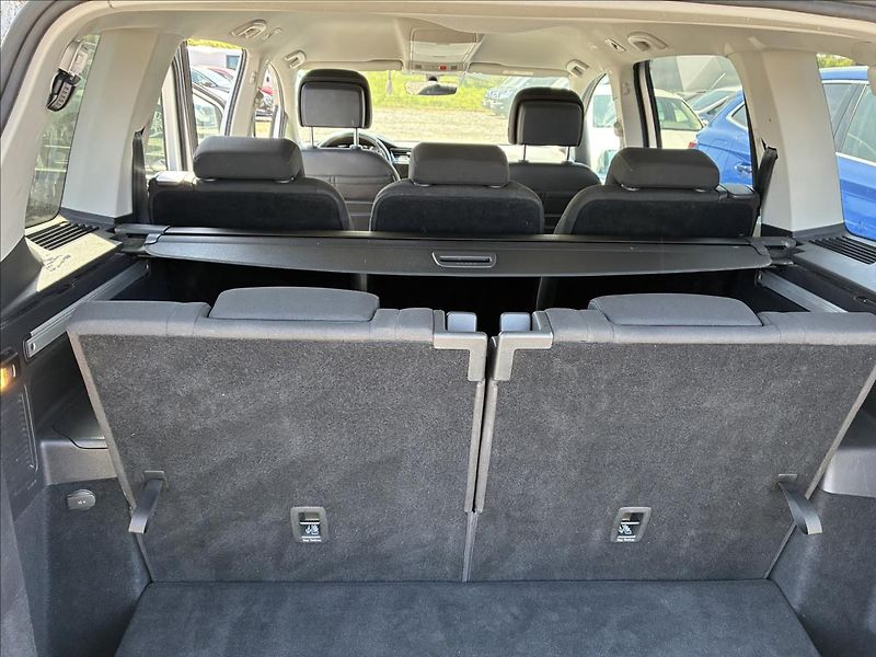 Volkswagen Touran 2,0 7 MÍST,TAŽNÉ,LED - fotka 12 z 16