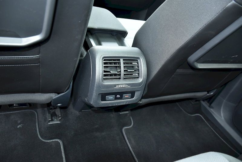 Volkswagen Touran (2021) R-Line 2,0 TDI 110kW 7DSG - fotka 28 z 35