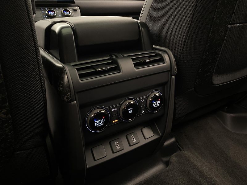 Land Rover Defender (2026) OCTA BLACK AWD AUT - fotka 74 z 82