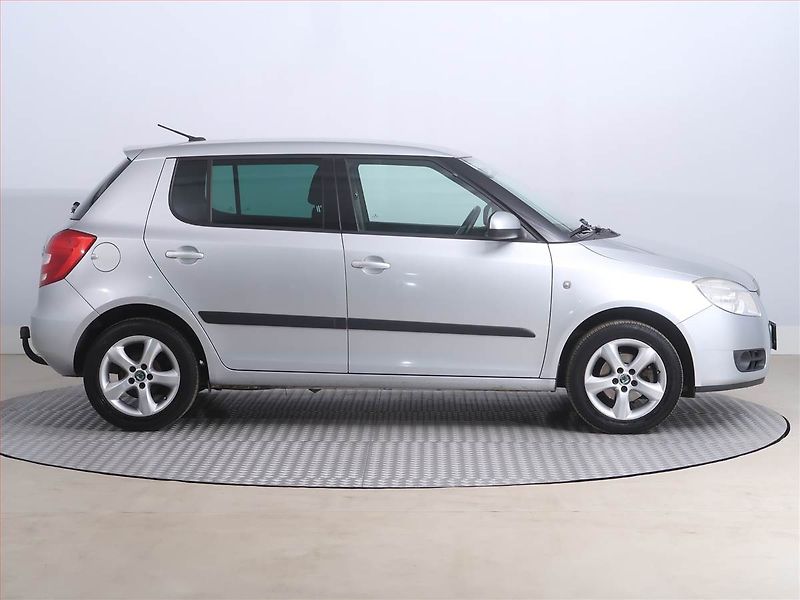 Škoda Fabia (2009) 1.2, Park. senzory - fotka 6 z 17