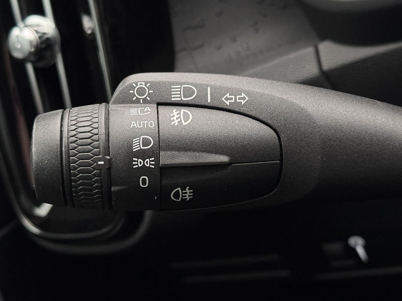 Volvo XC40 T4 AWD MOMENTUM CZ REZERVACE - fotka 24 z 34