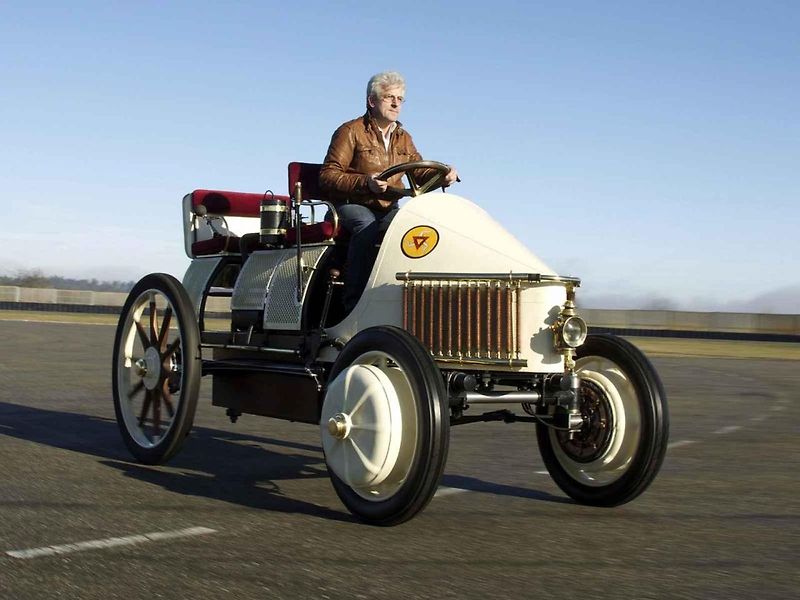 Ferdinand Porsche poslal na silnice první hybrid i model s pohonem všech kol.