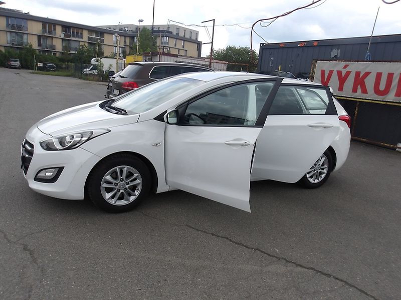 Hyundai i30 1,6i ČR - fotka 13 z 27