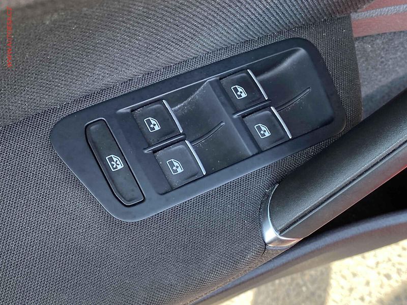 Volkswagen Golf (2018) 2.0 TSi, GTi, DSG, LED - fotka 11 z 20