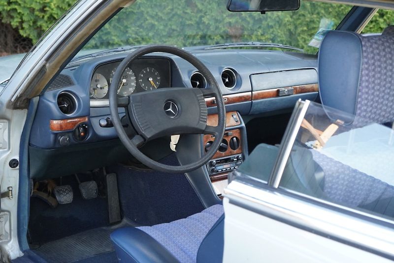 Mercedes-Benz 123 (1977) 230 CE - fotka 11 z 11