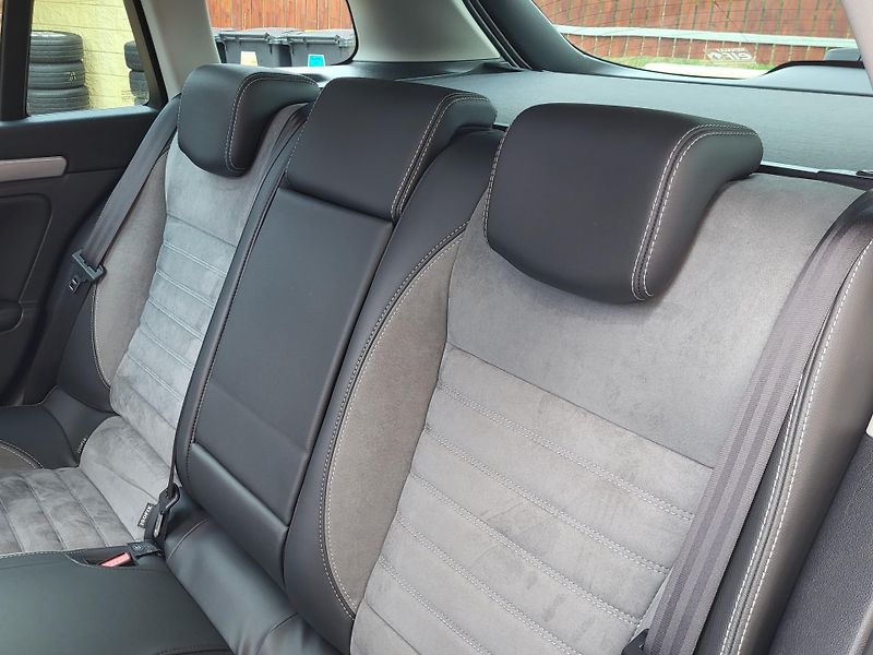 Renault Laguna 2.0dCi 127kW*4CONTROL*PANORAMA - fotka 30 z 54