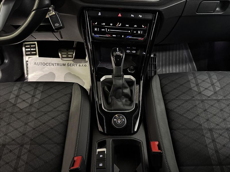 Volkswagen T-Roc R-LINE ACC NEZ-TOP 2XALU DPH - fotka 31 z 46