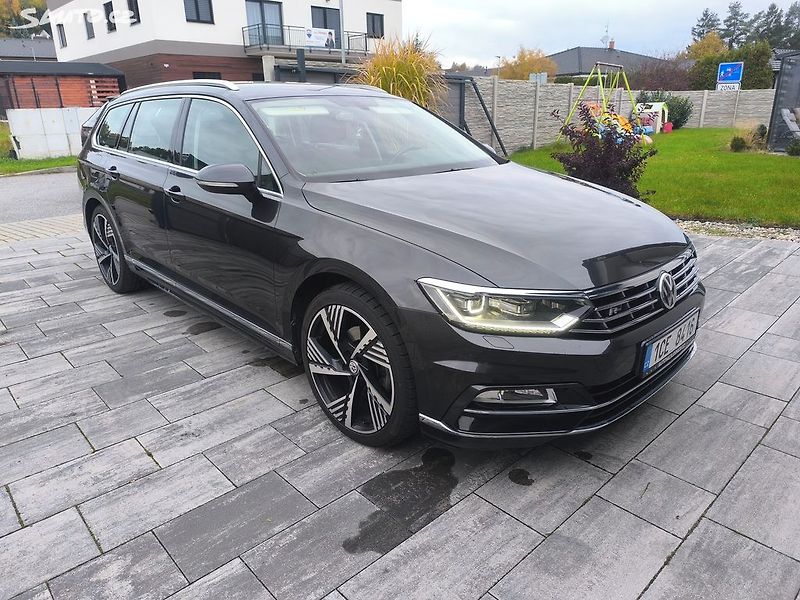 Volkswagen Passat R-LINE,MAX VÝBAVA,KRÁSNÝ,1.MAJ - fotka 4 z 29