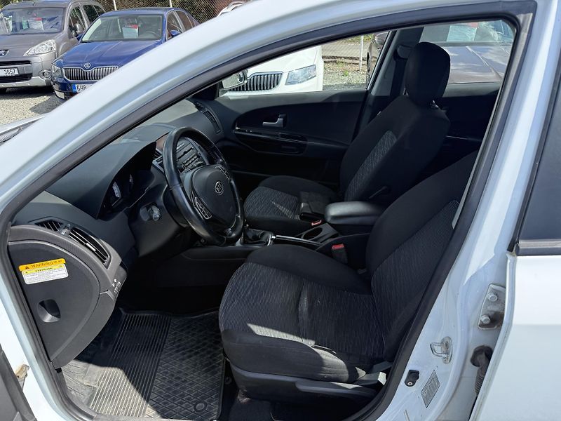 Kia Ceed 1.6 CRDi KOMBI - fotka 8 z 13