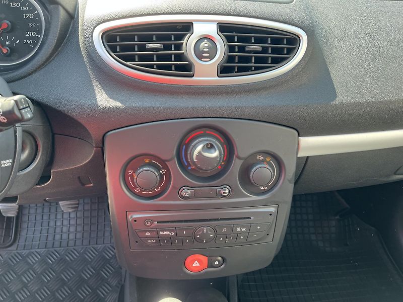 Renault Clio 1.2i 92100 km ČR - fotka 19 z 30