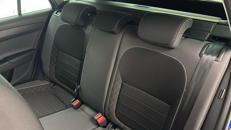 Škoda Fabia 1.0 TSI Black Combi - fotka 16 z 23