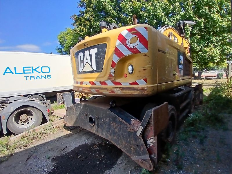 Caterpillar (2015) kolový bagr MH 3022 - fotka 4 z 23