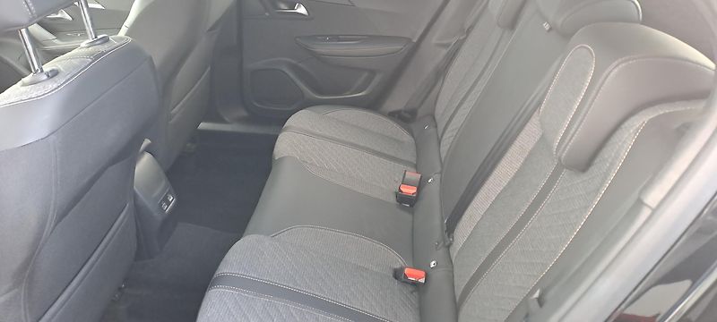 Peugeot 2008 (2024) ALLURE Hybrid 136 e-DCS6 - fotka 12 z 19