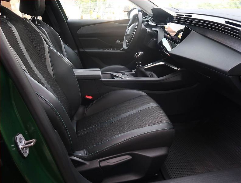 Peugeot 308 (2022) Allure 1.2 PureTech - fotka 9 z 19
