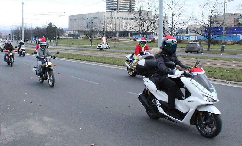 Konvoj motorkářů převlečených za Santa Clause již pošesté projel centrem města Mostu. Na snímku je nádherně vyzdobený 