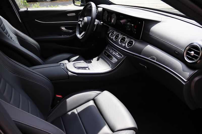 Mercedes-Benz Třídy E E 300D 4MATIC KOMBI AMG 195kW - fotka 47 z 50