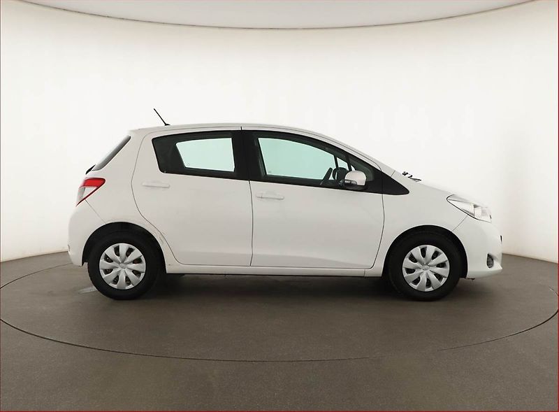 Toyota Yaris (2013) 1.33 Dual VVT-i - fotka 6 z 13