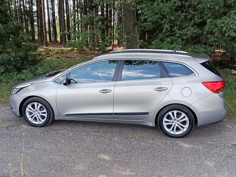 Kia Ceed SW (2013) Prodám Kia Cee'd SW 1.6 GDI  - fotka 1 z 12