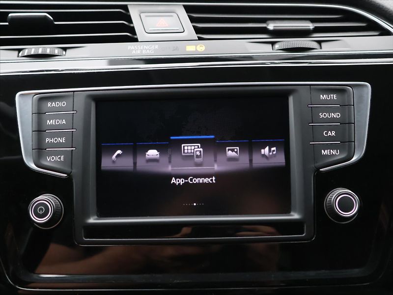Volkswagen Touran 2,0 TDI 110kW Highline DSG DPH - fotka 22 z 33