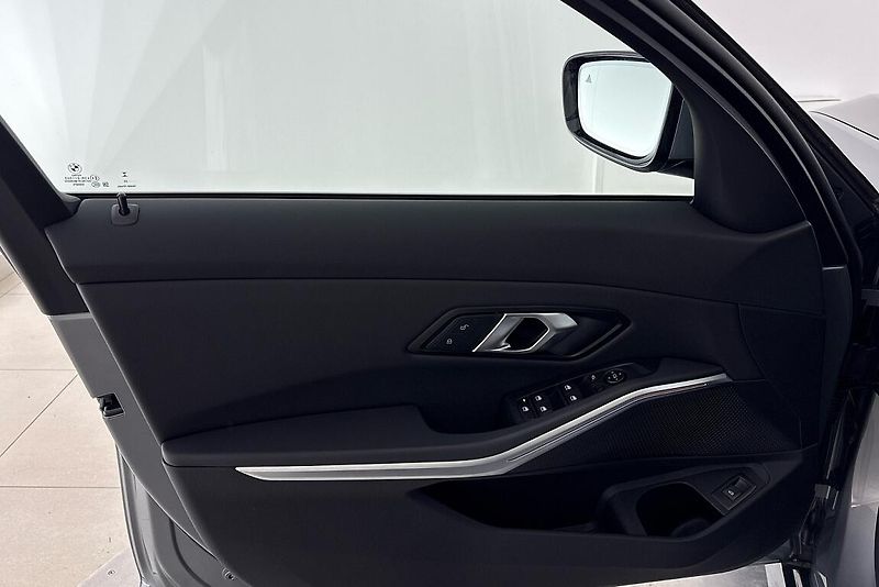 BMW Řada 3 řady 3 | 320d xDrive - fotka 17 z 27