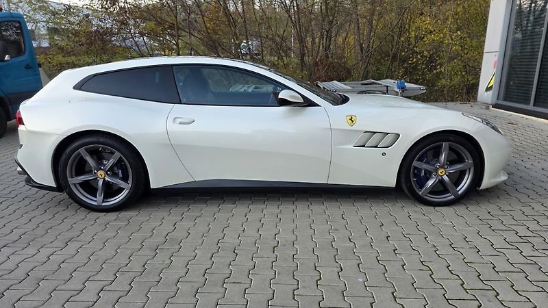 Ferrari GTC4 Lusso (2016) V12 SERVIS FERRARI - fotka 2 z 13