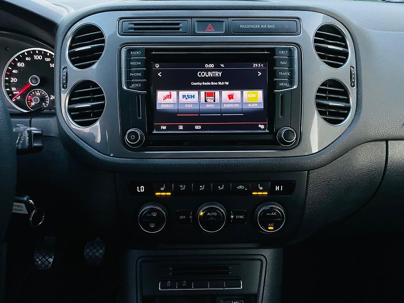 Volkswagen Tiguan 1.4TSI MANUÁL SERVISKA SENZORY - fotka 32 z 45