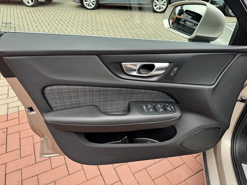 Volvo S60 (2024) 2.0i B4 Core Ad.LED Kamera - fotka 26 z 46