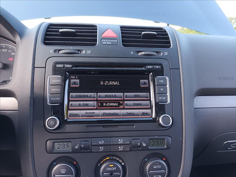 Volkswagen Golf 1,6 75kw,AUTOMAT,SERVISKA - fotka 27 z 35