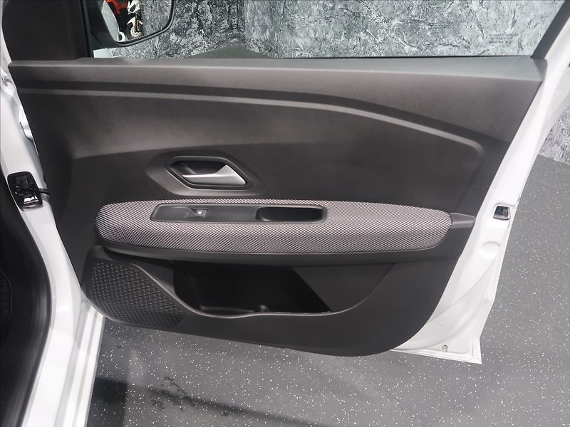 Dacia Sandero 1,0 SCe 67 1. maj. CZ 7800km - fotka 11 z 30