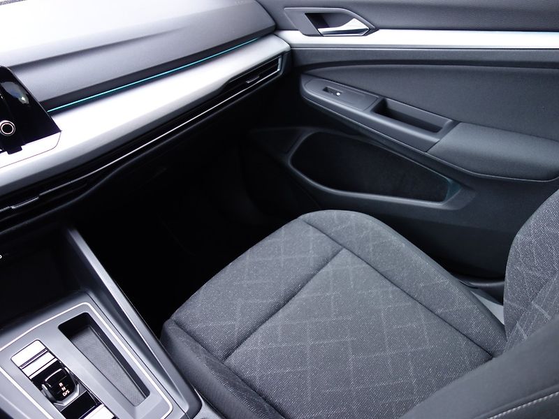 Volkswagen Golf (2021) 1.0eTSI 81kW DSG -VÝBAVA-LED - fotka 14 z 40