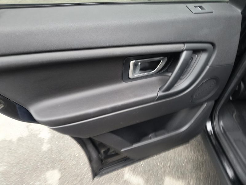 Land Rover Discovery Sport 2.0 TD4 4X4 NAVI/AC/KAMERA/ALU - fotka 25 z 43