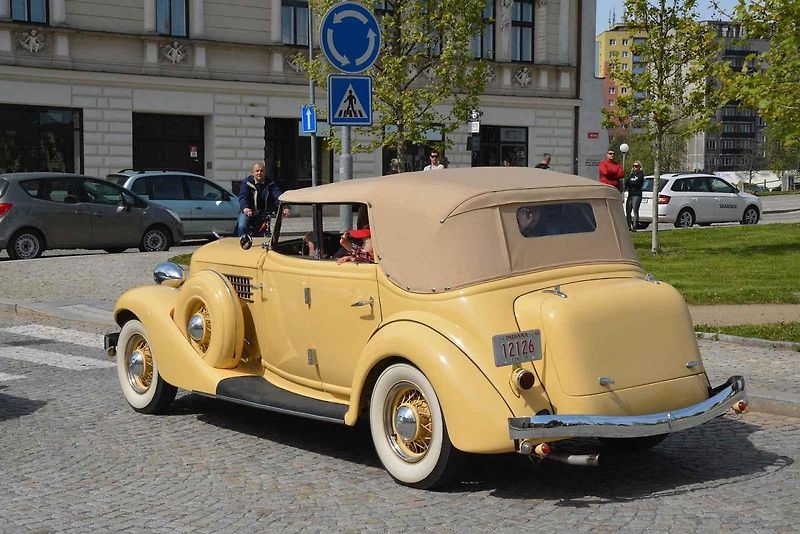 Stovka nablýskaných motocyklů a automobilů předválečné a meziválečné éry vyrazila v neděli z Horního náměstí v Přerově na spanilou jízdu regionem. Nejstarší účastnicí byla osmaosmdesátiletá Libuše Šulcová, která na trasu vyrazila na motocyklu BSA 770 se s