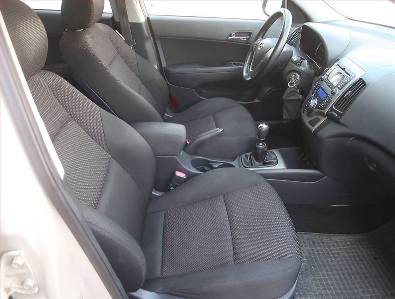 Hyundai i30 (2009) 1.4 CVVT - fotka 9 z 16