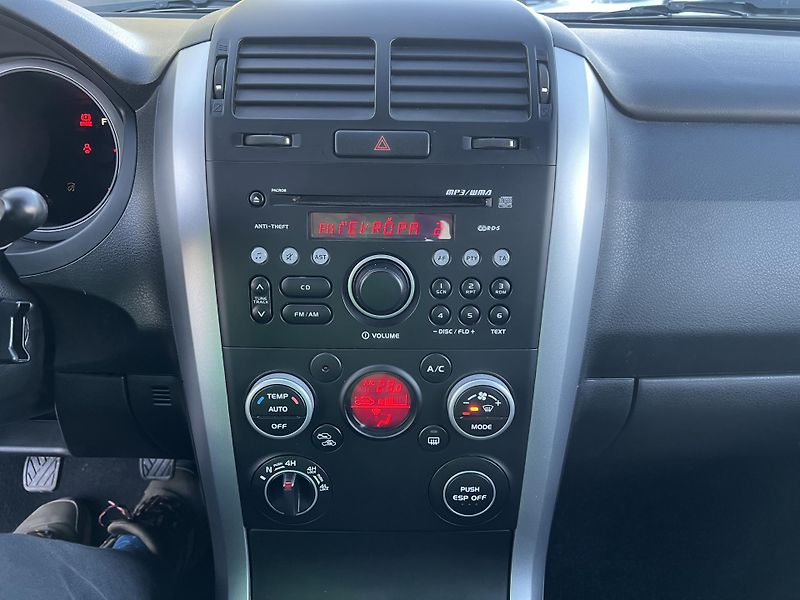 Suzuki Grand Vitara 2,4i 122KW,4x4+UZÁVĚRKA,DIGIKL - fotka 29 z 38