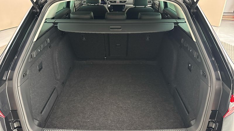 Škoda Superb 2.0 TDI DSG Style Combi - fotka 17 z 27